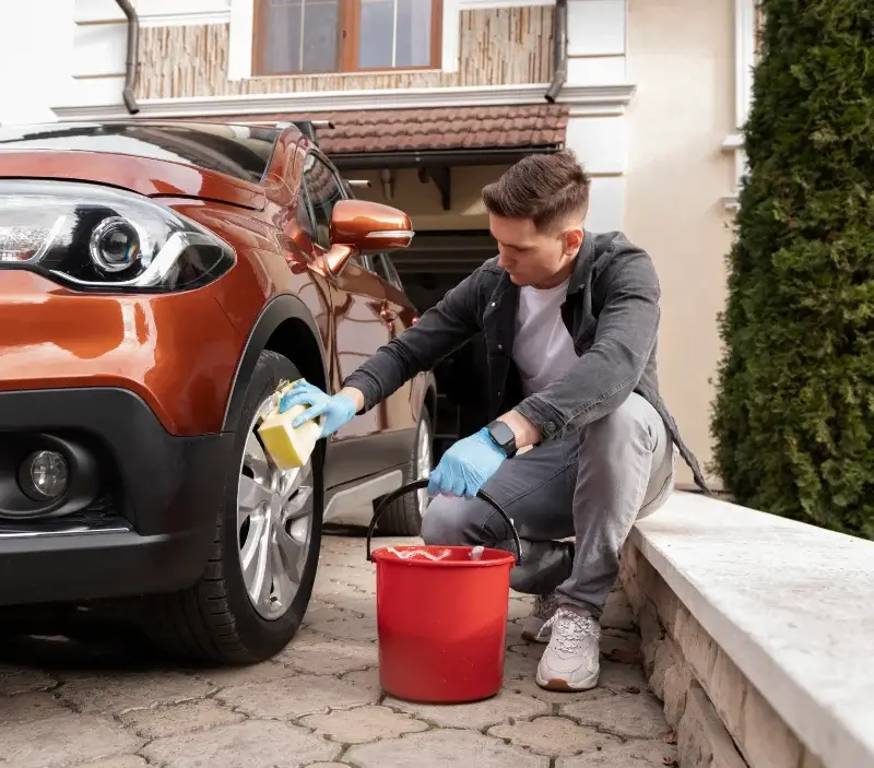 Lavage auto à domicile Saint-Rome-de-Tarn : professionnel intervenant sur un véhicule